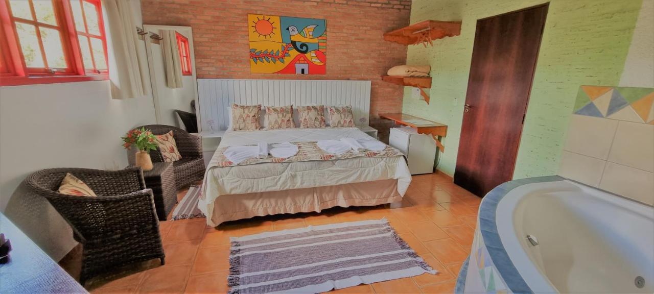 Suíte com Cama King-size e Banheira de Hidromassagem para 2 Pessoas